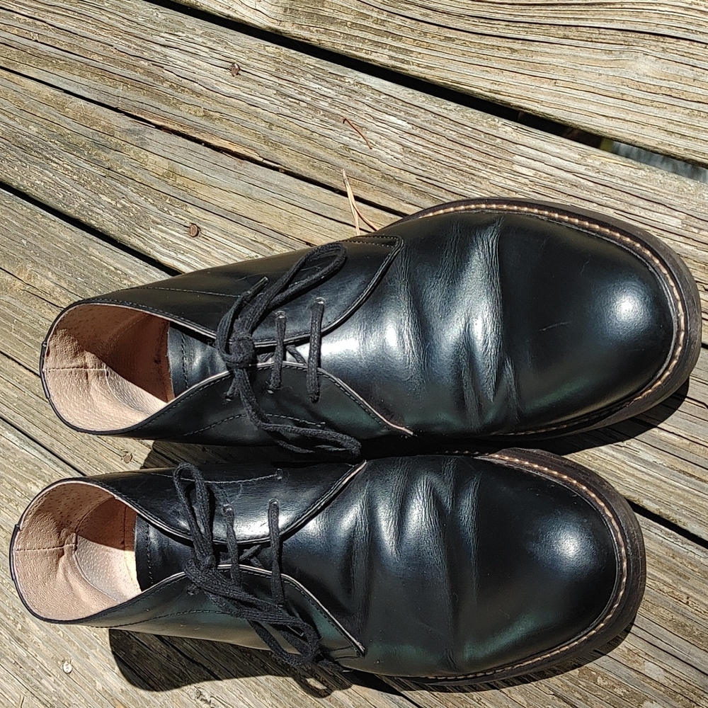 1901 black leather chukkas